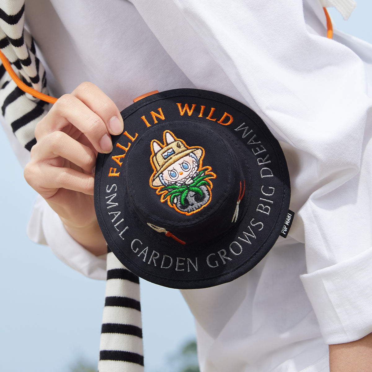 THE MONSTERS FALL IN WILD SERIES - Bucket Hat Mini Bag Blind Box - Gardener - Black - Labubu - Pop Mart - Bag Charm